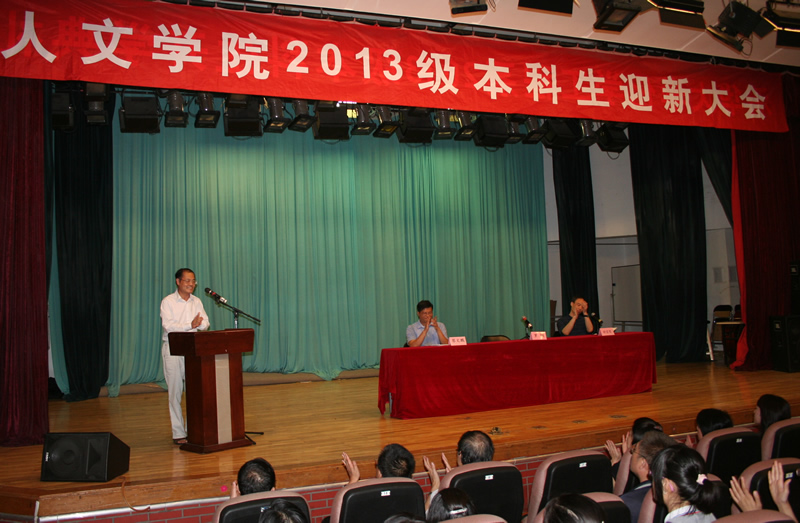 公司党委书记罗钢讲话。
