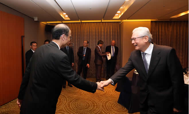 启明大学董事长申一熙教授会见(右)王宁教授。