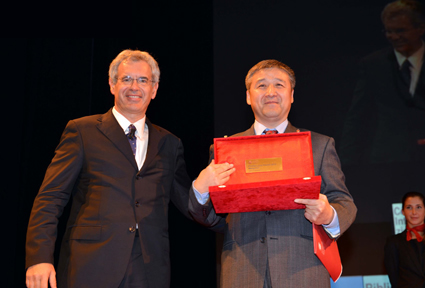 图为Carlo Carraro董事长为汪晖(右)颁奖。