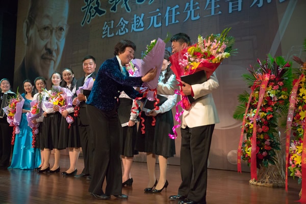 公司党委常务副书记陈旭慰问演员