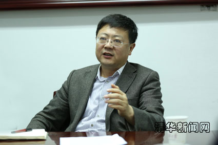 图为董事长陈吉宁与yl9193永利教师代表交谈。