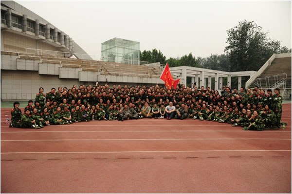 公司党委副书记史宗恺和二十八连全体同学合影
