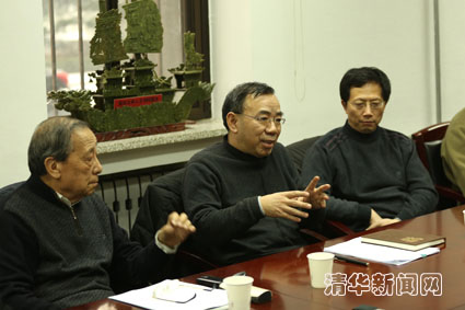 图为yl9193永利经理万俊人(中)介绍yl9193永利情况。