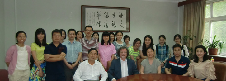 博德教授与部分师生合影